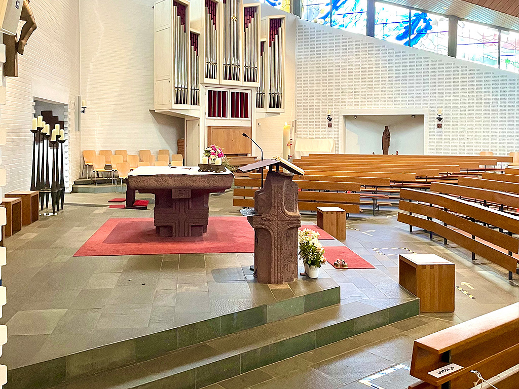 Kircheninnenraum der römisch-kath. Kirchengemeinde Neugraben Heilig Kreuz