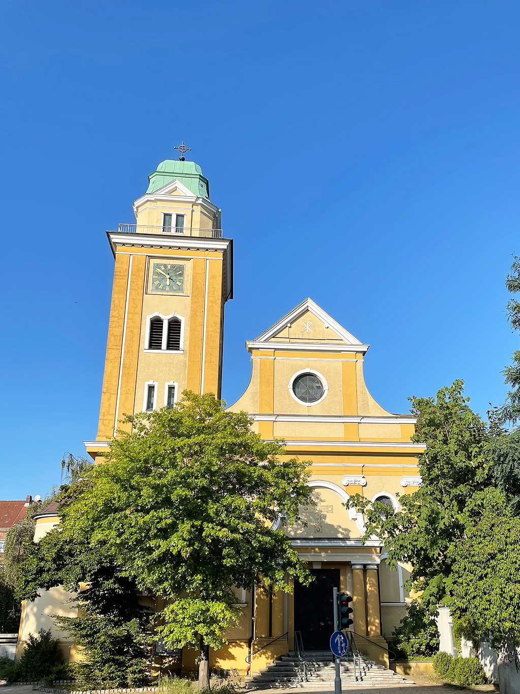 Außenaufnahme der Kirche der Pfarrei St. Franz Joseph Hamburg-Harburg