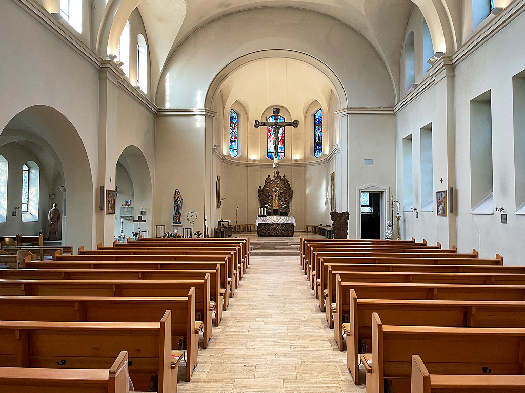 Kircheninnenraum der Pfarrei St. Franz Joseph Hamburg-Harburg
