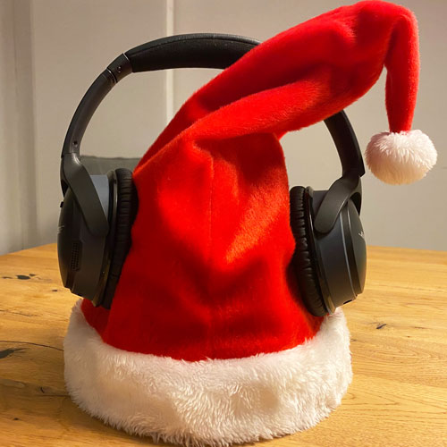 Weihnachtsmütze mit Kopfhörern